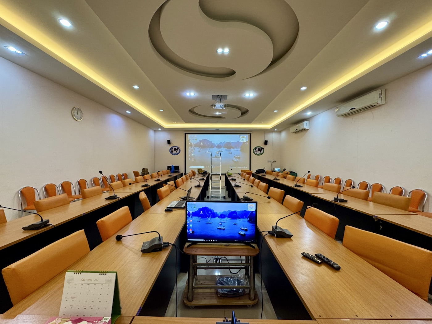 ระบบห้องประชุมที่ควบคุมอุปกรณ์ภาพและเสียงร่วมกัน