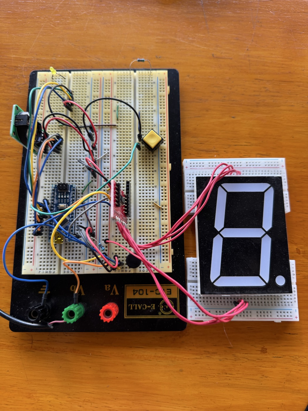 ต้นแบบวงจร Microcontroller และจอแสดงผล